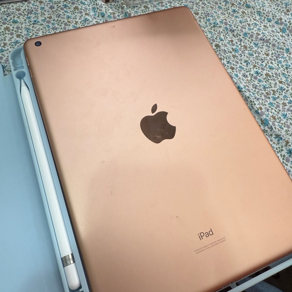 Apple Tablet in Elegant Rose Gold with 1st gen apple Pen!